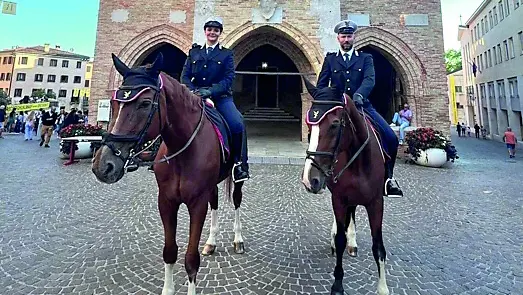 La pattuglia a cavallo davanti al municipio di Pordenone