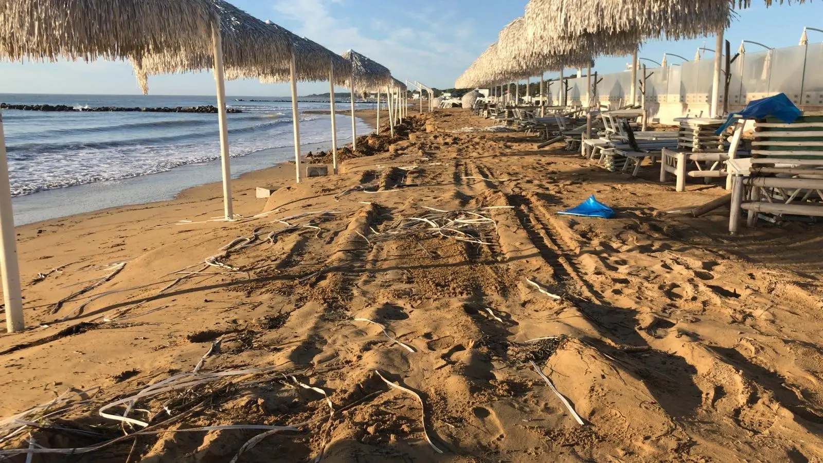 Il maltempo ha colpito anche la costa. A Lignano Riviera, nella notte tra venerdì 27 e sabato 28 settembre, l'acqua ha raggiunto gli ombrelloni in spiaggia trasportando sull'arenile anche alcuni tronchi. Particolarmente colpiti gli uffici 2-3-4 a Riviera. La situazione verrà monitorata nelle prossime ore: il timore è che nella notte l'acqua possa risalire provocando altri danni alle strutture (Foto Sil Lignano)
