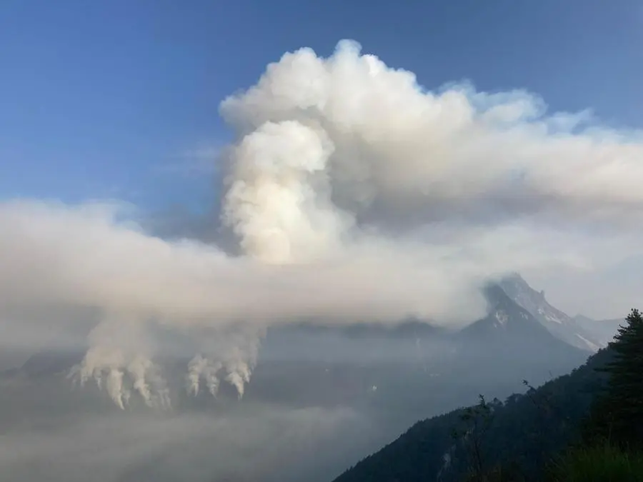 L'incendio sul Cimadors visto dall'alto dal drone della Protezione civile Fvg