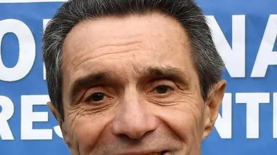 Il candidato presidente per il centrodestra in Lombardia Attilio Fontana in occasione dell'apertura della sua campagna elettorale a un mercato di San Maurizio al Lambro, zona periferica di Cologno Monzese, alle porte di Milano, 11 gennaio 2018. ANSA/ DANIEL DAL ZENNARO