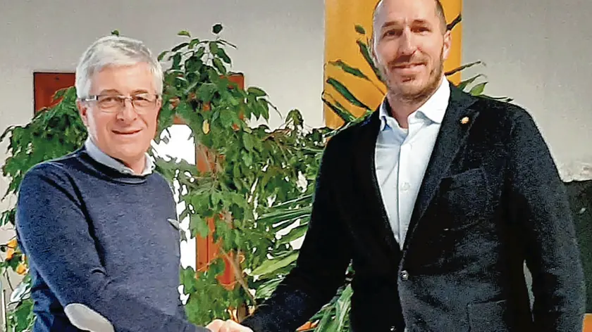 Da destra, il sindaco uscente Roberto Revelant stringe la mano allo sfidante Sandro Venturini