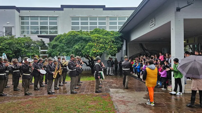 Gli alpini di Udine Sud suonano davanti agli studenti