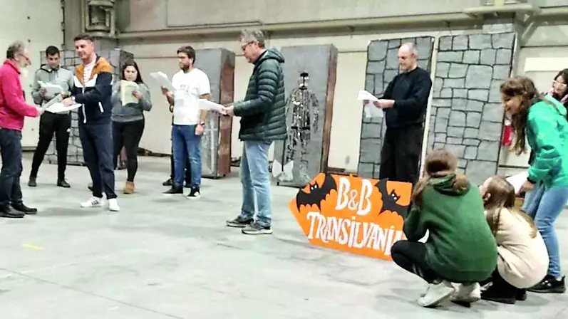 Genitori dell’asilo parrocchiale di Barbeano impegnati nelle prove dello spettacolo
