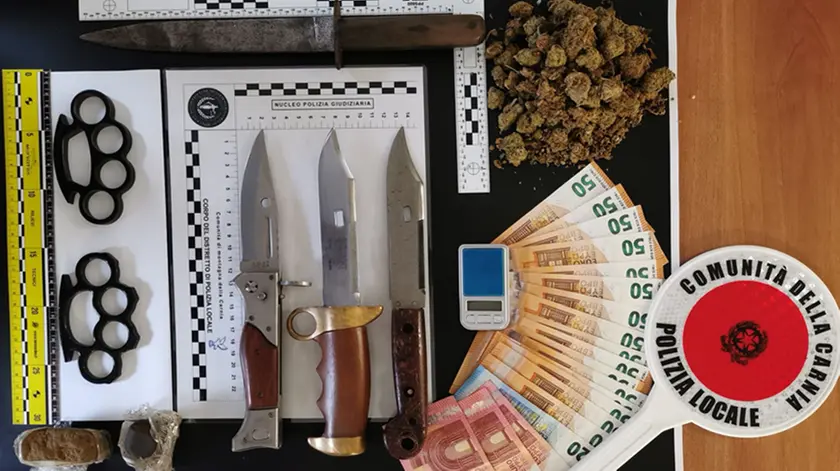 Una parte del materiale sequestrato daglla polizia locale