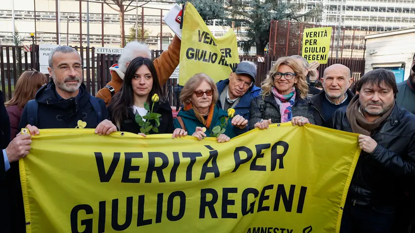 Nella foto la sorella di Giulio, Irene Regeni, la madre Paola,il padre Claudio e gli avvocati all'esterno del tribunale
