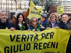 Nella foto la sorella di Giulio, Irene Regeni, la madre Paola,il padre Claudio e gli avvocati all'esterno del tribunale