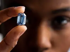 epa09762150 Model Stephany Martins displays the 'De Beers Cullinan Blue' diamond during a press preview at Sotheby's in New York, New York, USA, 15 February 2022. The gem, with 15.10 carats, is the largest blue diamond to ever appear at auction and is estimated to sell for 48 million USD (42.2 million EUR) during an auction at Sotheby's Hong Kong in April 2022. EPA/JUSTIN LANE