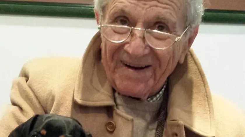 Il dottor Luigi Pantarotto con il bassotto Noè
