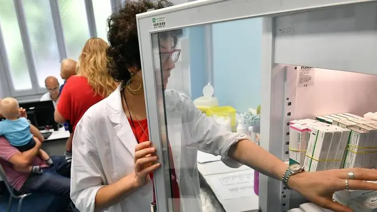 Una dottoressa prepara una dose di vaccino in uno degli ambulatori del Centro Vaccinale di via Statuto a Milano, 4 settembre 2017. Ansa/Daniel Dal Zennaro