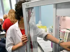 Una dottoressa prepara una dose di vaccino in uno degli ambulatori del Centro Vaccinale di via Statuto a Milano, 4 settembre 2017. Ansa/Daniel Dal Zennaro