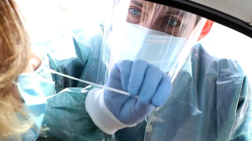 Personale medico dell'ospedale San Paolo di Milano effettua un tampone ad un paziente affetto da Covid19 e dimesso. L'esame viene effettuato all'esterno del nosocomio direttamente dall'auto paziente. Milano 29 Aprile 2020..ANSA / MATTEO BAZZI