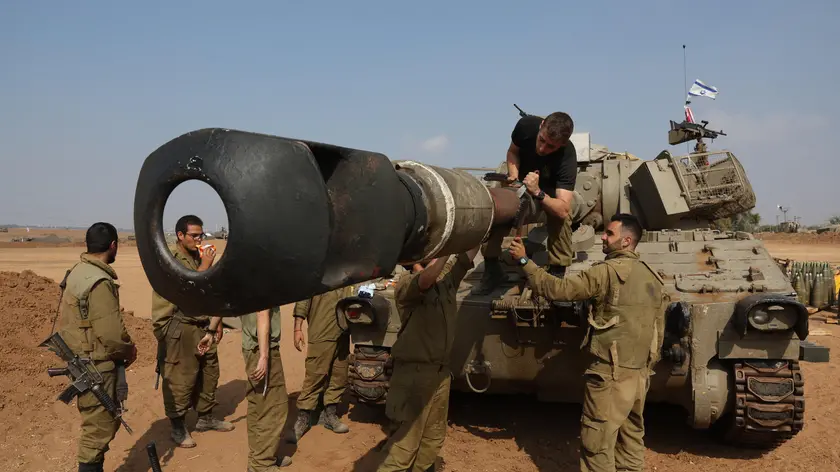epaselect epa10954383 Israeli soldiers of an artillery unit servicing a tank cannon near the Gaza border, southern Israel , 02 November 2023. More than 8,000 Palestinians and over 1,400 Israelis have been killed, 240 held hostages in Gaza according to the Israel Defense Forces (IDF) and the Palestinian health authority, since Hamas militants launched an attack against Israel from the Gaza Strip on 07 October. EPA/ABIR SULTAN