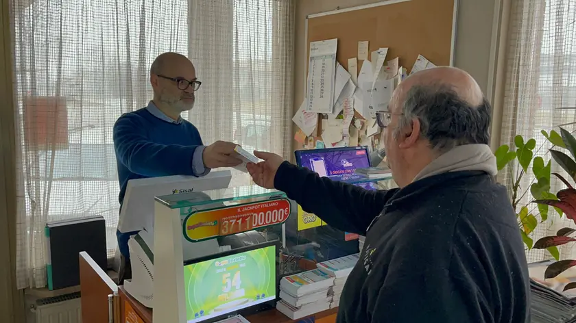 Roberto Martinuzzi dietro la sua postazione di lavoro al bar "Alla Terrazza" di Codroipo