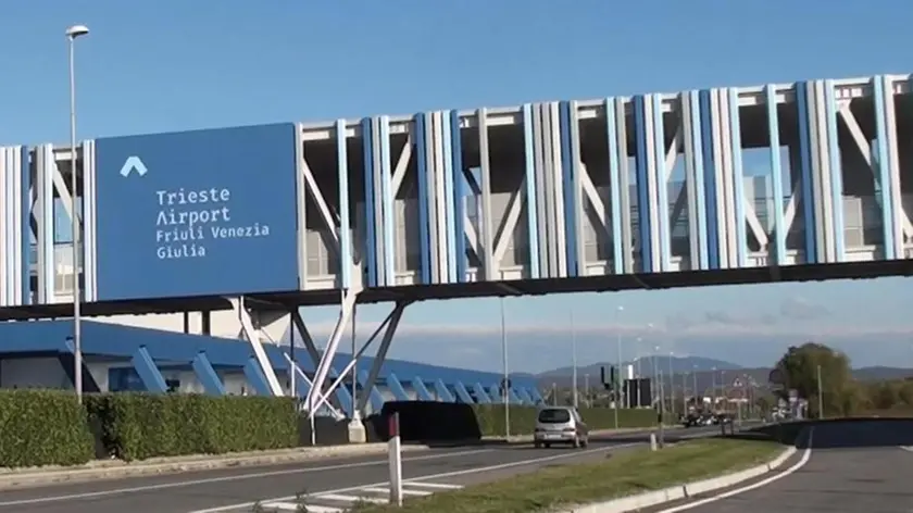 Sono 400 i finanzieri del Comando Fvg impegnati nel triveneto e in tutta Italia in acquisizioni documentali, perquisizioni e sequestri disposti dalla Procura di Gorizia in enti pubblici e societa' per indagini su appalti di opere pubbliche per un valore di oltre un miliardo di euro, 21 novembre 2018. L'inchiesta ipotizza turbative d'asta tra le imprese coinvolte per effetto di pratiche collusive, ma anche frodi nella realizzazione di ponti, viadotti, cavalcavia, sottopassi, gallerie, piste aeroportuali costruite utilizzando materiali difformi da quelli dichiarati. ANSA/GDF GORIZIA +++ ANSA PROVIDES ACCESS TO THIS HANDOUT PHOTO TO BE USED SOLELY TO ILLUSTRATE NEWS REPORTING OR COMMENTARY ON THE FACTS OR EVENTS DEPICTED IN THIS IMAGE; NO ARCHIVING; NO LICENSING +++