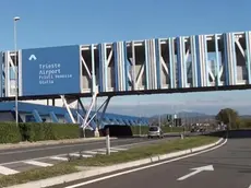 Sono 400 i finanzieri del Comando Fvg impegnati nel triveneto e in tutta Italia in acquisizioni documentali, perquisizioni e sequestri disposti dalla Procura di Gorizia in enti pubblici e societa' per indagini su appalti di opere pubbliche per un valore di oltre un miliardo di euro, 21 novembre 2018. L'inchiesta ipotizza turbative d'asta tra le imprese coinvolte per effetto di pratiche collusive, ma anche frodi nella realizzazione di ponti, viadotti, cavalcavia, sottopassi, gallerie, piste aeroportuali costruite utilizzando materiali difformi da quelli dichiarati. ANSA/GDF GORIZIA +++ ANSA PROVIDES ACCESS TO THIS HANDOUT PHOTO TO BE USED SOLELY TO ILLUSTRATE NEWS REPORTING OR COMMENTARY ON THE FACTS OR EVENTS DEPICTED IN THIS IMAGE; NO ARCHIVING; NO LICENSING +++