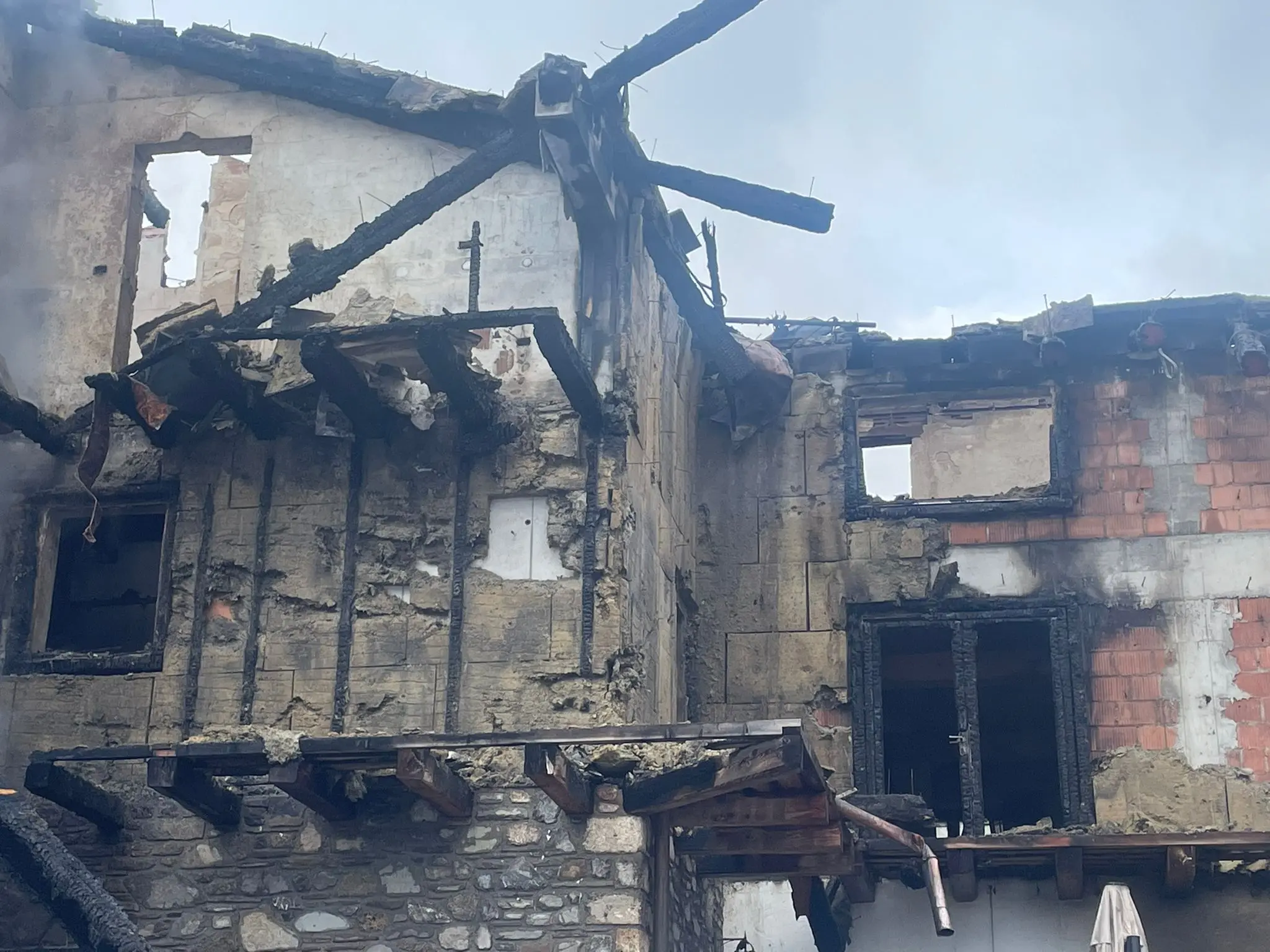 Un grosso incendio divampato poco prima delle 23 di lunedì 23 gennaio, a Sauris, ha completamente distrutto l'albergo Borgo Eibn Mountain Lodge in località Ander Eibn, a Sauris. La struttura alberghiera, di recente costruzione, è stata letteralmente ridotta a un cumulo di macerie fumanti. A dare l'allarme per primo è stato il sindaco, Ermes Petris.