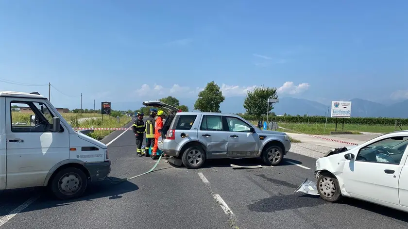 L'intervento dei vigili del fuoco sul luogo dell'incidente