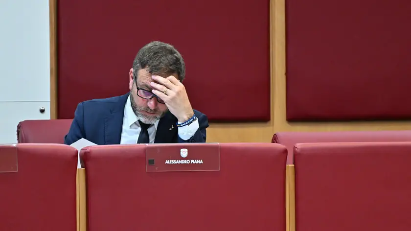 Il presidente della regione Liguria ad interim Alessandro Piana e la postazione vuota del Presidente Giovanni Toti in Consiglio regionale, durante la seduta dove si discute la mozione di sfiducia con la richiesta di dimissioni. 04 giugno 2024. ANSA/LUCA ZENNARO ZENNARO
