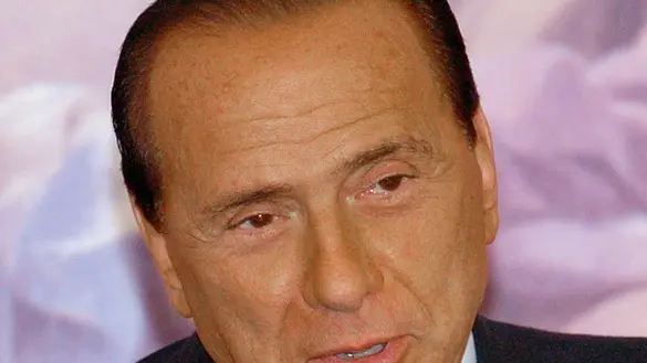 20050624 - ROMA - POL - CDL: BERLUSCONI, ENTRO LUGLIO LA NOSTRA COSTITUENTE POI DECIDEREMO TEMPI E FORME PROGETTO NUOVA CASA COMUNE. Il presidente del Consiglio, Silvio Berlusconi, ritratto durante la conferenza stampa a Palazzo Chigi il 24 scorso. ''Il progetto costituente della nuova casa comune della Cdl va cominciato subito. A fine luglio si puo' dar vita a un comitato costituente che segni l'inizio del nostro percorso comune''. Lo dice il presidente del Consiglio Silvio Berlusconi,in un messaggio all'assemblea nazionale dei Club Liberal. ARCHIVIO - MARIO DE RENZIS /ANSA/ CD