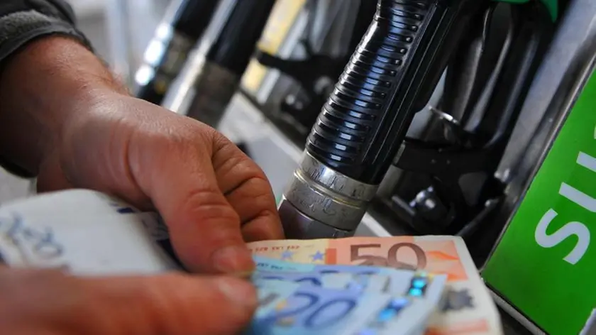 Un benzinaio conta i soldi ad un distributore di benzina a Pisa, 5 gennaio 2012. Nuova fiammata per i prezzi dei carburanti. Secondo le rilevazioni di Staffetta Quotidiana, i listini medi nazionali della la benzina sfiorano oggi 1,77 euro al litro (1,769 alla Tamoil) ed anche il gasolio tocca il nuovo.record di 1,730 euro al litro (anche in questo caso alla Tamoil). ANSA/FRANCO SILVI