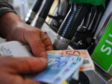 Un benzinaio conta i soldi ad un distributore di benzina a Pisa, 5 gennaio 2012. Nuova fiammata per i prezzi dei carburanti. Secondo le rilevazioni di Staffetta Quotidiana, i listini medi nazionali della la benzina sfiorano oggi 1,77 euro al litro (1,769 alla Tamoil) ed anche il gasolio tocca il nuovo.record di 1,730 euro al litro (anche in questo caso alla Tamoil). ANSA/FRANCO SILVI