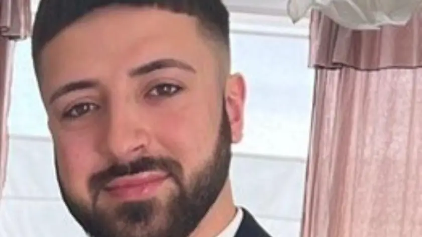 Il triplice omicidio è avvenuto nella cittadina di Bushey. Non è ancora chiaro se il fatto di sangue sia collegato alla criminalità o se piuttosto sia un caso di violenza domestica all'interno del contesto familiare a cui appartenevano le vittime. "Data la gravità dell'accaduto, chiunque sappia dove si trova il sospetto deve contattare immediatamente la polizia", si legge in un appello diffuso anche sui social dalle forze dell'ordine che hanno organizzato diversi posti di blocco tra la contea inglese e Londra. In una dichiarazione congiunta, i consiglieri locali dell'Hertfordshire Louise Nicolas, Alan Matthews e Paul Richards hanno sottolineato lo shock dei cittadini per la tragedia avvenuta "nel cuore della nostra comunità locale". ANSA/Police UK