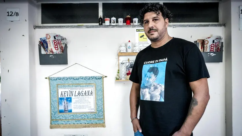 Il papà di Kevin, Massimo Laganà davanti al portone di casa a Vercelli nell'anniversario della strage di Brandizzo dove morirono cinque operai travolti da un treno. Vercelli 29 agosto 2024 ANSA/TINO ROMANO