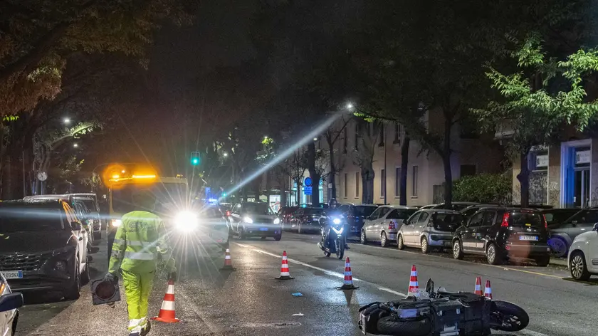 Una donna di 84 anni è stata investita ed è in gravi condizioni all'ospedale Niguarda di Milano dopo essere stata investita da un motociclsta in via Bronzetti a Milano, 23 ottobre 2023. Anche il motociclista, 22 anni, è stato portato dagli operatori del 118 in ospedale ma in condizioni più lievi. Chiarire la dinamica dell'incidente che ha visto investita l'anziana pedona è compito degli agenti della Polizia locale del capoluogo lombardo. ANSA/ANDREA FASANI