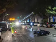 Una donna di 84 anni è stata investita ed è in gravi condizioni all'ospedale Niguarda di Milano dopo essere stata investita da un motociclsta in via Bronzetti a Milano, 23 ottobre 2023. Anche il motociclista, 22 anni, è stato portato dagli operatori del 118 in ospedale ma in condizioni più lievi. Chiarire la dinamica dell'incidente che ha visto investita l'anziana pedona è compito degli agenti della Polizia locale del capoluogo lombardo. ANSA/ANDREA FASANI