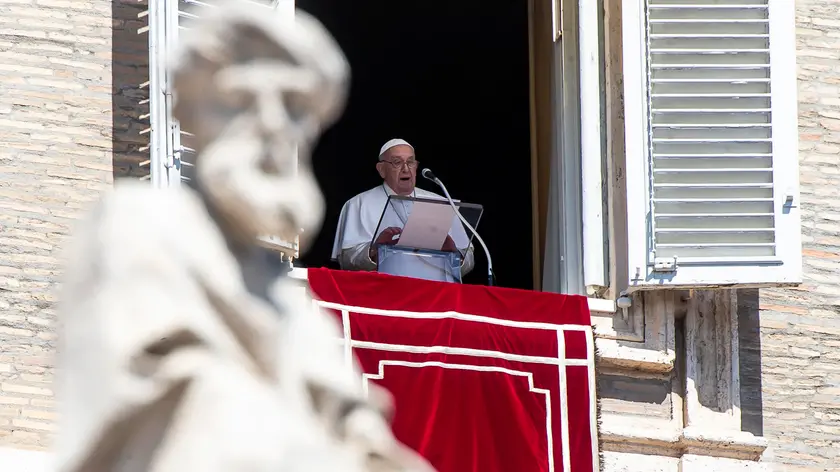 Pope Francis during the Angelus prayer, traditional Sunday's prayer, from the window of his office overlooking Saint Peter's Square, Vatican City, 25 August 2024. ANSA/ANGELO CARCONI