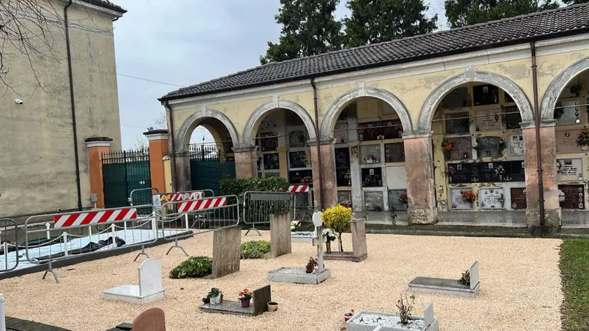 Il cimitero di Novellara prima della sepoltura di Saman, 26 marzo 2024. ANSA/ROMANIN