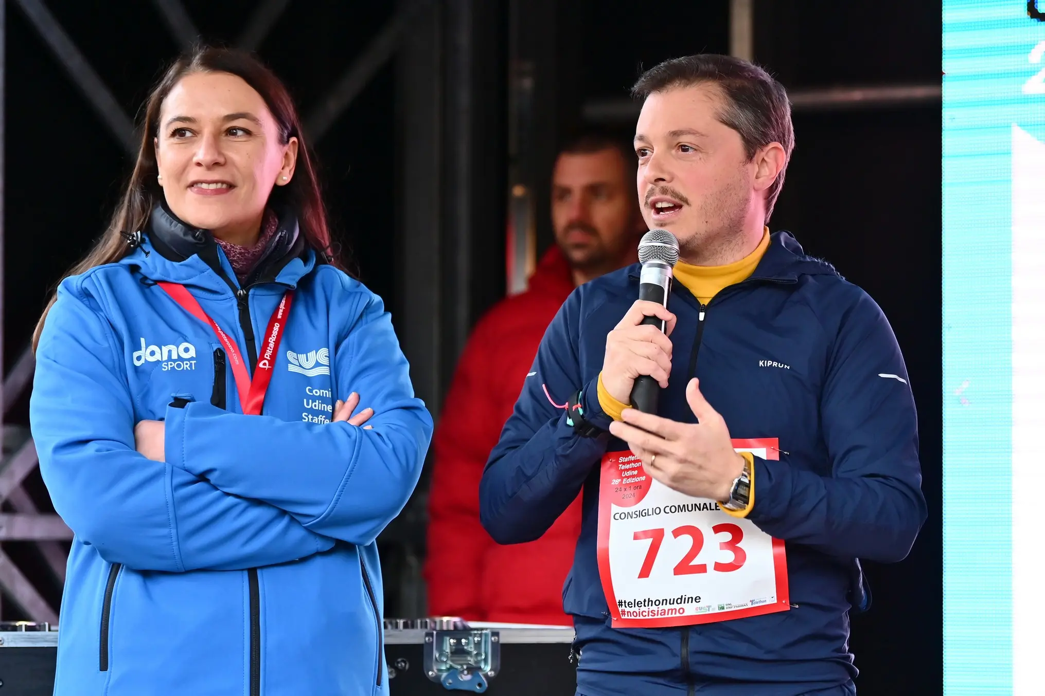 La 26esima edizione della Staffetta Telethon ha visto Udine animata da 870 squadre, per un totale di oltre 22mila partecipanti, tra cui 1.500 studenti. L'evento, che si è svolto dal 30 novembre al 1 dicembre, ha battuto un nuovo record di solidarietà, con la speranza di superare i 320mila euro di donazioni per la ricerca sulle malattie genetiche rare. Molti sportivi, tra cui il campione paralimpico Antonio Fantin, hanno preso parte all'iniziativa, insieme a tanti altri volontari e partecipanti, che hanno corso su un percorso di 1.920 metri nel cuore della città. Un grande successo, che ha coinvolto anche diverse associazioni e realtà locali. Foto Petrussi