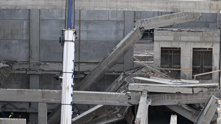 Un crollo si è verificato stamani in un cantiere a Firenze, in via Mariti, alla periferia della città dove è in corso la costruzione di un supermercato: avrebbe ceduto un muro di contenimento. Verifiche in corso per capire quanti operai possono essere rimasti coinvolti. Sul posto vigili del fuoco e polizia. Firenze, 16 Febbraio 2024 ANSA/CLAUDIO GIOVANNINI
