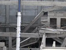 Un crollo si è verificato stamani in un cantiere a Firenze, in via Mariti, alla periferia della città dove è in corso la costruzione di un supermercato: avrebbe ceduto un muro di contenimento. Verifiche in corso per capire quanti operai possono essere rimasti coinvolti. Sul posto vigili del fuoco e polizia. Firenze, 16 Febbraio 2024 ANSA/CLAUDIO GIOVANNINI