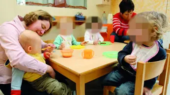 ARCHIV - Erzieherinnen füttern in der Kinderkrippe Zwergenland in Staufen (Landkreis Breisgau-Hochschwarzwald) beim Mittagessen die Kinder (Aufnahme vom 18.02.2008). Immer mehr Eltern geben ihre Kleinkinder tagsüber in fremde Hände. Jedes achte Kind unter drei Jahren werde in einer Kita oder von einer Tagesmutter betreut, sagte Sozialministerin Monika Stolz (CDU) am Montag (28.07.2008) in Stuttgart. Foto: Patrick Seeger dpa/lsw (zu lsw-THEMA DES TAGES vom 28.07.2008) +++(c) dpa - Bildfunk+++