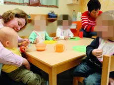 ARCHIV - Erzieherinnen füttern in der Kinderkrippe Zwergenland in Staufen (Landkreis Breisgau-Hochschwarzwald) beim Mittagessen die Kinder (Aufnahme vom 18.02.2008). Immer mehr Eltern geben ihre Kleinkinder tagsüber in fremde Hände. Jedes achte Kind unter drei Jahren werde in einer Kita oder von einer Tagesmutter betreut, sagte Sozialministerin Monika Stolz (CDU) am Montag (28.07.2008) in Stuttgart. Foto: Patrick Seeger dpa/lsw (zu lsw-THEMA DES TAGES vom 28.07.2008) +++(c) dpa - Bildfunk+++