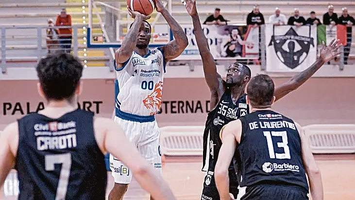 Mayfield al tiro nella gara contro l’Old Wild West © Foto Agenzia Petrussi / Giulio Tiberi