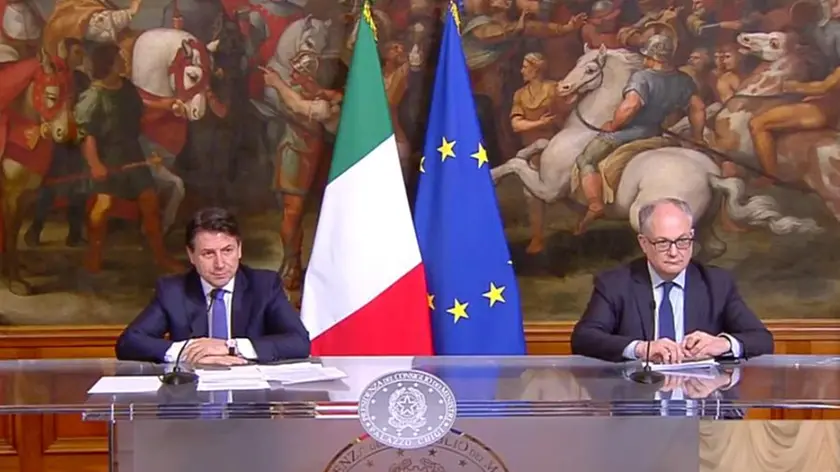 Il premier Giuseppe Conte con il ministro dell’Economia Roberto Gualtieri: di ieri sera l’annuncio di 5 miliardi destinati all’emergenza e a disposizione degli enti locali