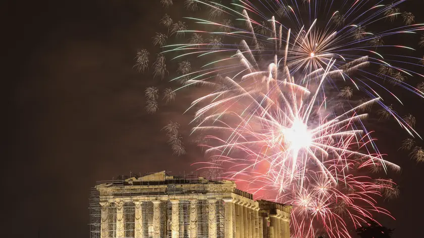 epa11051408 Fireworks illuminate the Athenian sky over the Acropolis hill, during the New Year celebrations in Athens, Greece, 01 January 2024. EPA/GEORGE VITSARAS