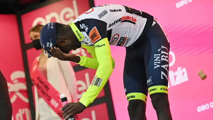 Girmay lascia il Giro dopo l'incidente col tappo