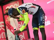 Girmay lascia il Giro dopo l'incidente col tappo