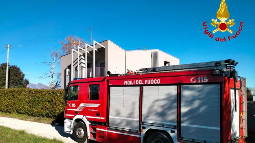 I vigili del fuoco in via Modigliani a Cordenons sul luogo dell'incendio