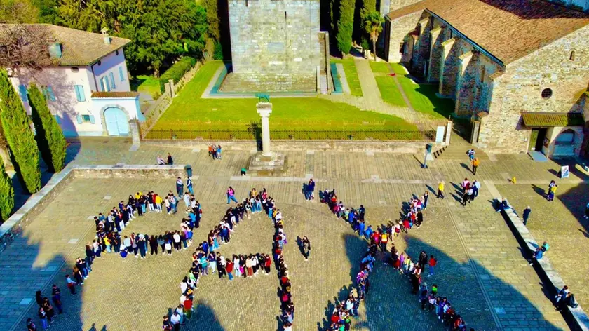 La grande scritta Pax in piazza Capitolo ad Aquileia, momento culminante del flash mob