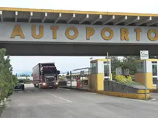 Un camion in uscita dall’autoporto di Gorizia gestito dalla Sdag