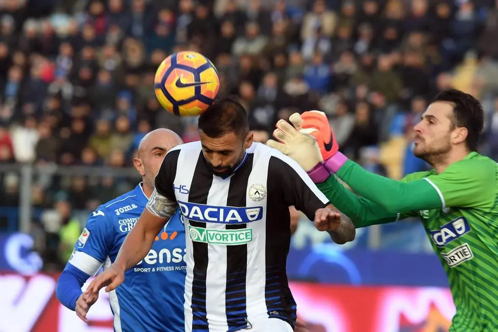 Udinese's defender Danilo Larangeira, center, tries the header during the Italian serie A soccer match between Empoli FC vs Udinese Calcio at Carlo Castellani Stadium in Empoli, Italy, 22 January 2017. ANSA/ CLAUDIO GIOVANNINI