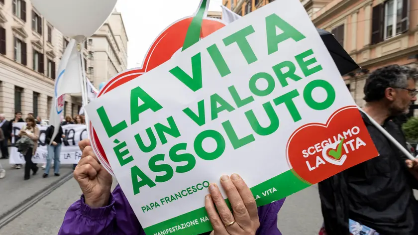 Un momento della manifestazione pro life "Scegliamo la vita", Roma, 20 maggio 2023. People attend the pro life demonstration ''Scegliamo la Vita'' (lit. ''Let's Choose Life) in Rome, Italy, 20 May 2023. Families, priests and nuns march with flags and placards such as "Abortion equals dead children", "Better in the arms than on the conscience", "Abolish the law 194", while singing "Ave Maria" and holding photos of St. John Paul II. ANSA/MASSIMO PERCOSSI