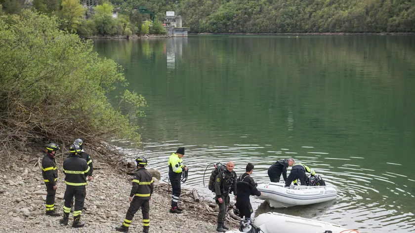I soccorritori sui gommoni per cercare di accedere alla centrale elettrica del lago di Suviana, nel corso delle operazioni di ricerca dei dispersi a seguito dell'esplosione nella centrale idroelettrica di Bargi, 10 aprile 2024. // Rescuers on dinghies trying to access the power plant on Lake Suviana, during the search operations for those missing following the explosion in the Bargi hydroelectric power plant, 10 April 2024. Three people died while four others are missing. ANSA/ MICHELE LAPINI