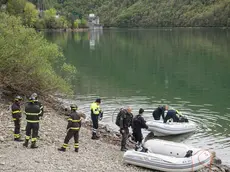 I soccorritori sui gommoni per cercare di accedere alla centrale elettrica del lago di Suviana, nel corso delle operazioni di ricerca dei dispersi a seguito dell'esplosione nella centrale idroelettrica di Bargi, 10 aprile 2024. // Rescuers on dinghies trying to access the power plant on Lake Suviana, during the search operations for those missing following the explosion in the Bargi hydroelectric power plant, 10 April 2024. Three people died while four others are missing. ANSA/ MICHELE LAPINI