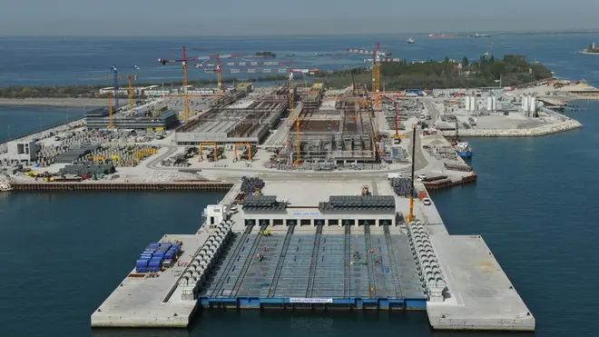 Panoramica aerea del cantiere del Mose alla bocca di porto di Malamocco, in una recente immagine. ANSA/Ufficio Comunicazione CONSORZIO VENEZIA NUOVA/