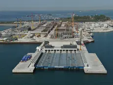 Panoramica aerea del cantiere del Mose alla bocca di porto di Malamocco, in una recente immagine. ANSA/Ufficio Comunicazione CONSORZIO VENEZIA NUOVA/